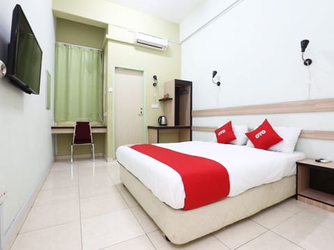 Deluxe Double Room | Laptop workspace, WiFi (free), bed sheets