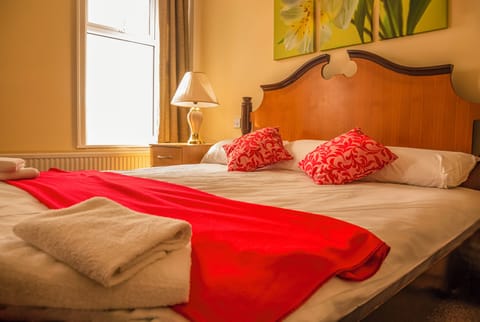 Suite | In-room safe, desk, iron/ironing board, free WiFi