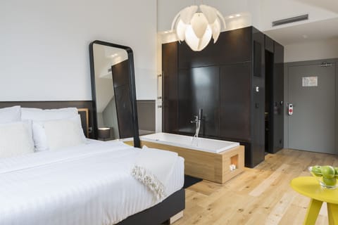 Junior Suite, 1 King Bed, Hot Tub, City View | Premium bedding, minibar, in-room safe, desk