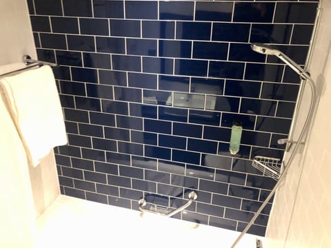 Standard Room, 1 Double Bed | Bathroom | Combined shower/tub, free toiletries, hair dryer, towels