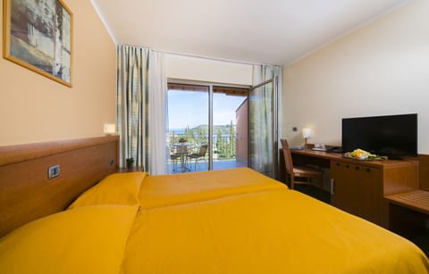 Desk, blackout drapes, free WiFi, bed sheets