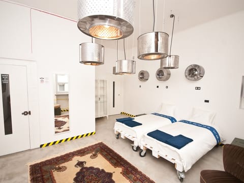 Twin Room, Ensuite | Individually decorated, individually furnished, desk, rollaway beds
