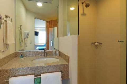 Superior Room, 2 Twin Beds | Bathroom | Shower, free toiletries, hair dryer, towels