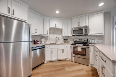 Suite, 1 King Bed, Non Smoking (Upgrade) | Premium bedding, individually decorated, individually furnished, desk