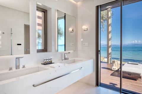 Villa, 1 Bedroom, Private Pool (HRH Ivory Villa) | Bathroom | Free toiletries, hair dryer, bathrobes, slippers