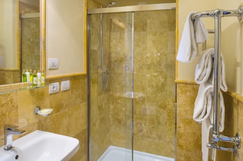 Standard Double Room, Garden View | Bathroom | Shower, rainfall showerhead, free toiletries, hair dryer