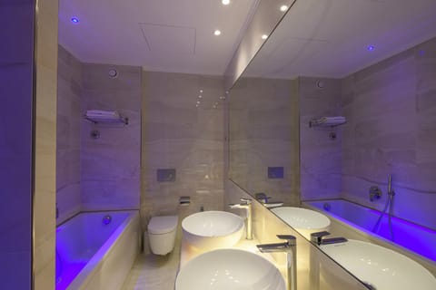 Junior Suite | Bathroom | Combined shower/tub, free toiletries, hair dryer, slippers
