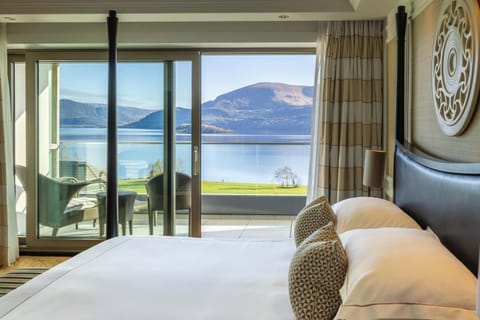 Lakeview Signature Suite | Minibar, in-room safe, desk, iron/ironing board