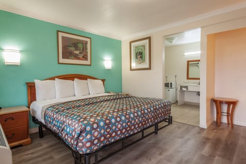 Standard Room, 1 King Bed, Non Smoking, Refrigerator & Microwave | Desk, blackout drapes, soundproofing, free WiFi