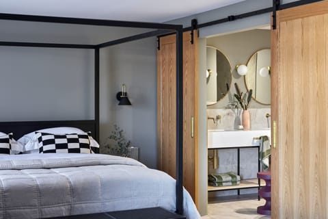 Luxury King Suite | Iron/ironing board, free WiFi, bed sheets
