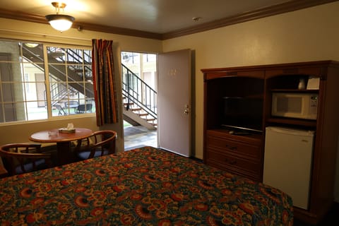 Romantic Single Room | Premium bedding, blackout drapes, iron/ironing board, free WiFi