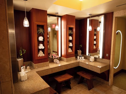 Couples treatment rooms, sauna, hot tub, steam room