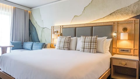 Premium Room, 1 King Bed | Minibar, in-room safe, desk, iron/ironing board