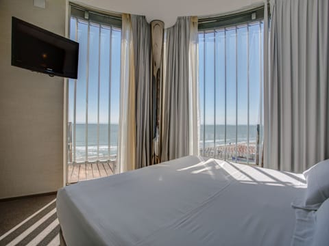 Luxury Suite, 2 Bedrooms, Sea View (4 Pax) | Minibar, in-room safe, soundproofing, free WiFi