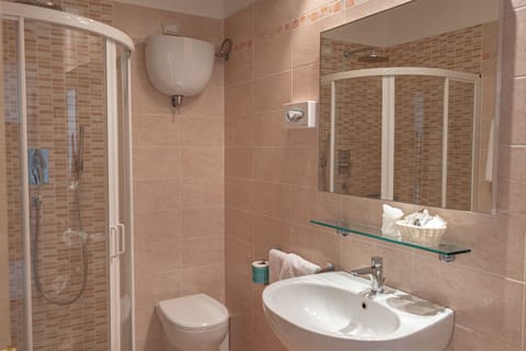 Superior Double or Twin Room | Bathroom | Free toiletries, hair dryer, bidet, towels