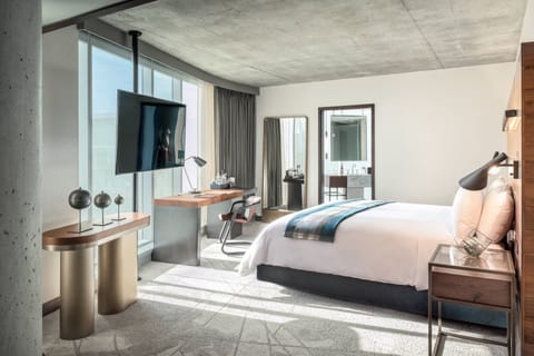 Room, 1 King Bed, Corner | Hypo-allergenic bedding, in-room safe, desk, laptop workspace