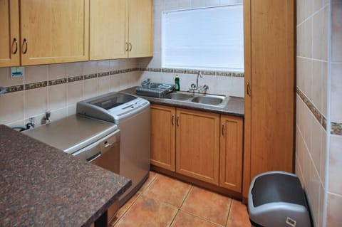 6 Fairway 2 | Laundry