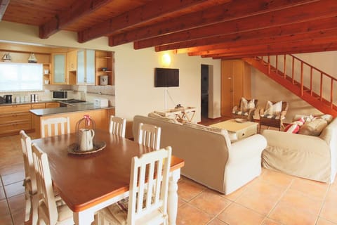 6 Fairway 2 | Living area | 40-inch flat-screen TV with cable channels, LED TV, DVD player