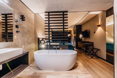 Luxury Double Room | Bathroom | Hair dryer, heated floors, towels, soap