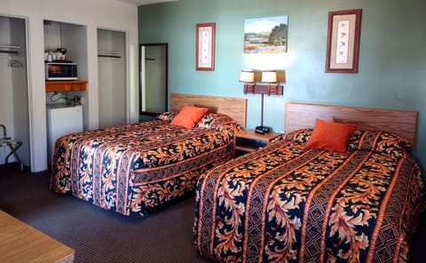 Comfort Single Room, 2 Double Beds, Non Smoking, Bathtub | Free WiFi, bed sheets