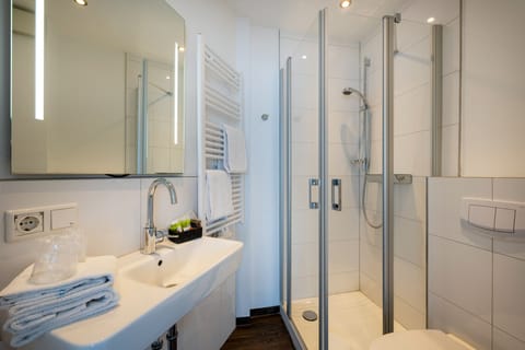 Standard Double Room, Private Bathroom | Bathroom