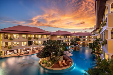 Outdoor pool, free cabanas, sun loungers