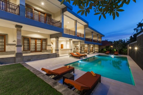 Outdoor pool, sun loungers