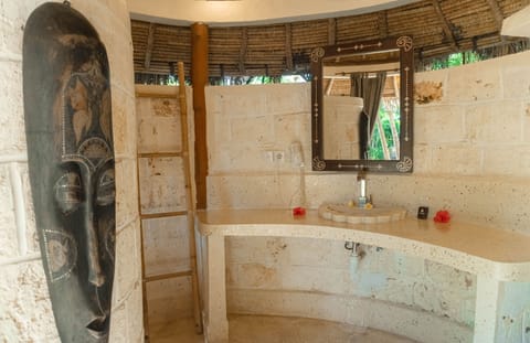 Deluxe Bungalow | Bathroom | Free toiletries, hair dryer, towels