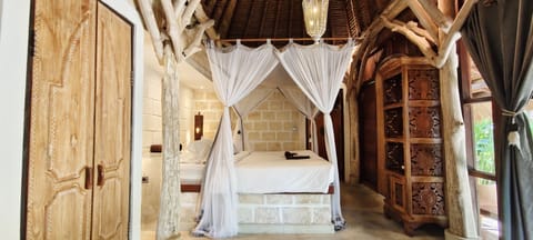 Classic Lodge | Minibar, in-room safe, individually decorated, individually furnished