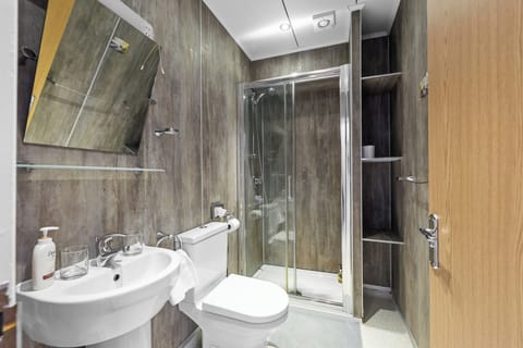 Superking/Twin Room | Bathroom | Free toiletries, hair dryer, towels, soap