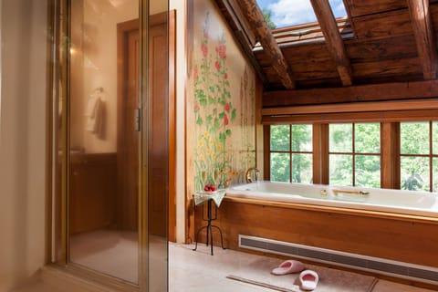 Room (Richardson Room) | Bathroom | Free toiletries, hair dryer, bathrobes, towels