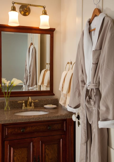 Room (Wait room) | Bathroom | Free toiletries, hair dryer, bathrobes, towels