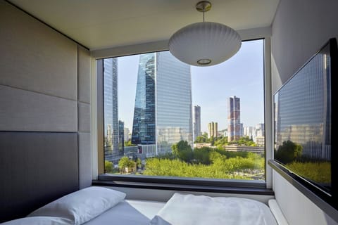 Room, 1 King Bed (High Floor) | Premium bedding, pillowtop beds, in-room safe, desk