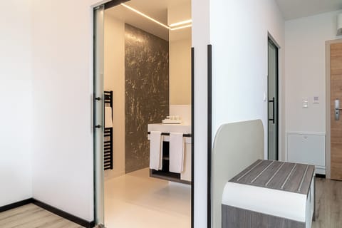 Comfort Double Room | Bathroom | Shower, rainfall showerhead, hair dryer, towels