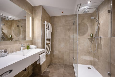 Shower, rainfall showerhead, free toiletries, hair dryer