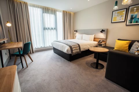 Standard Room, 1 King Bed | Minibar, in-room safe, desk, laptop workspace