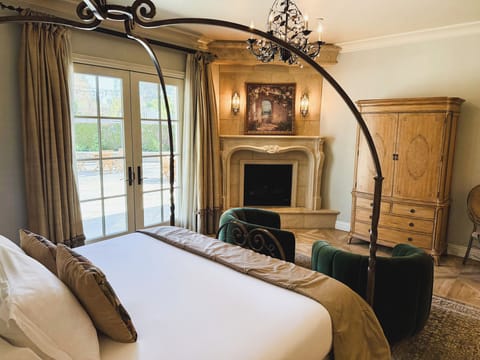 Capri Garden Suite | Premium bedding, desk, iron/ironing board, free WiFi