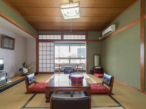 Run of the House | Living area | Flat-screen TV