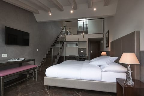 Minibar, in-room safe, desk, soundproofing