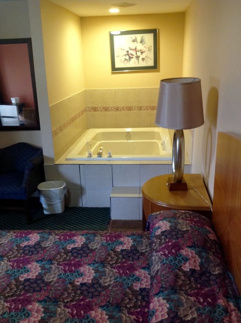 Economy Room, 2 Queen Beds, Non Smoking | Desk, soundproofing, iron/ironing board, WiFi (free)