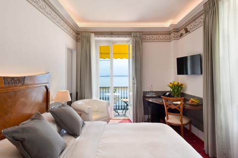 Premium bedding, in-room safe, desk, free WiFi