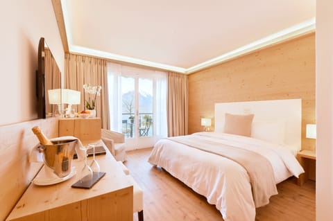 Premium bedding, in-room safe, desk, free WiFi