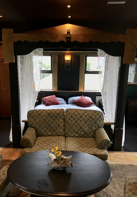 Grand Suite, Mountain View, Annex Building | Desk, free WiFi, bed sheets