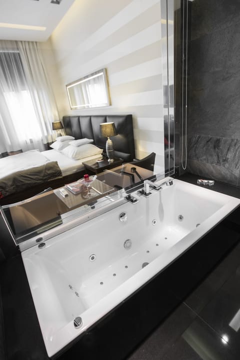 Executive Double Room | Bathroom | Shower, free toiletries, hair dryer, bathrobes