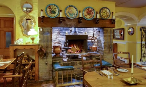 2 restaurants; lunch and dinner served