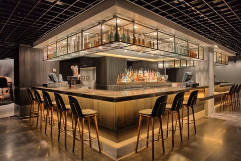3 bars/lounges, lobby lounge
