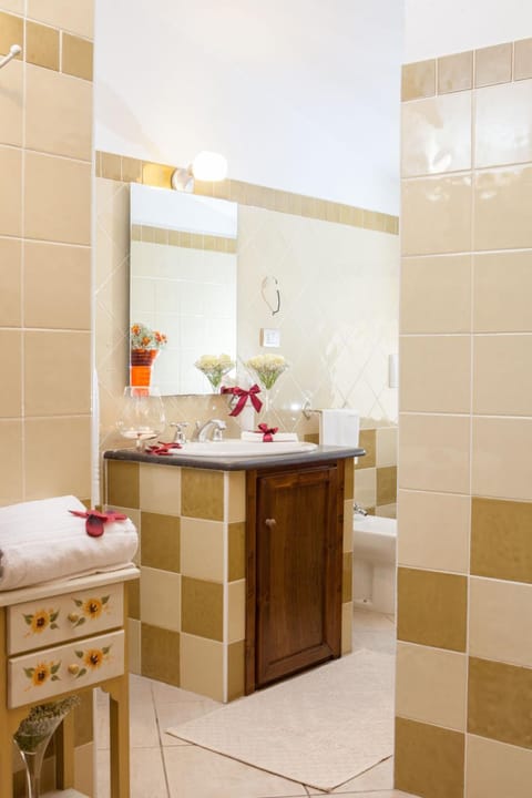 Shower, free toiletries, hair dryer, bidet