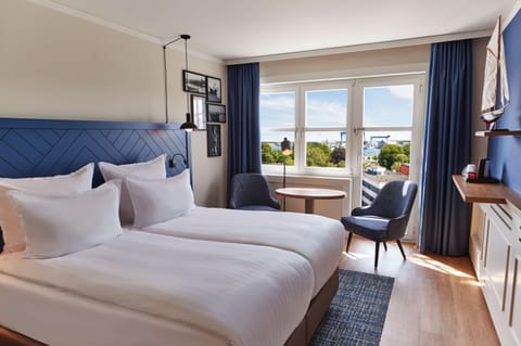 Comfort Room, Harbor View | Down comforters, minibar, in-room safe, soundproofing