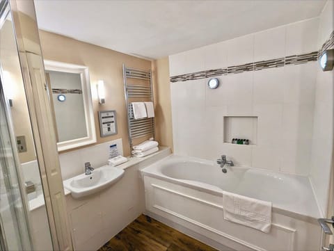 Luxury Room, Ocean View | Bathroom | Free toiletries, hair dryer, towels, shampoo
