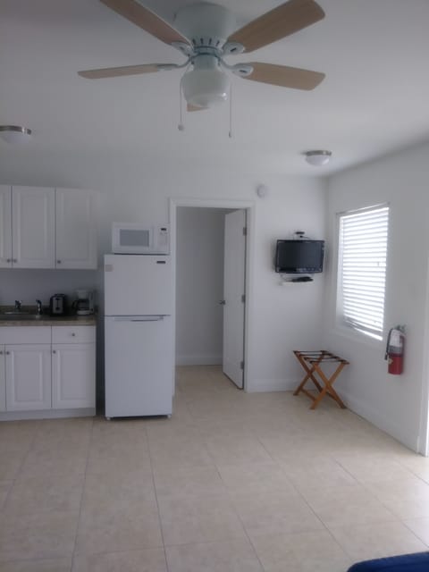 Premium Double Room, 2 Double Beds, Lanai (Kitchenette) | Private kitchen | Microwave, coffee/tea maker